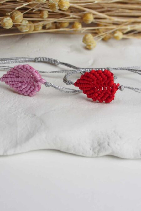 Χειροποίητο βραχιόλι με μακραμέ ροζ φύλλο και ασημί κορδόνι