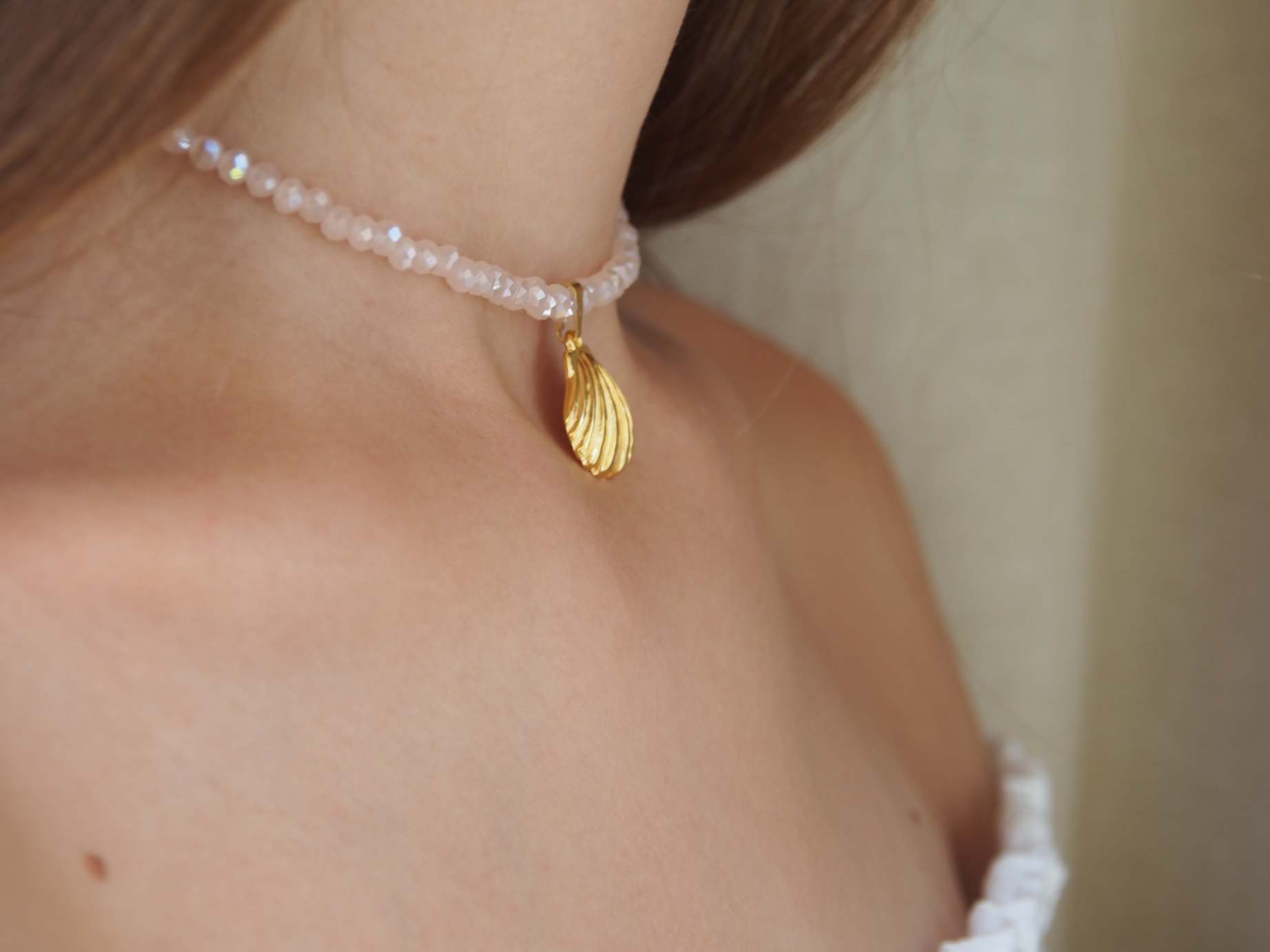 Shelly κολιέ με χάνδρες σε ροζ χρώμα και μεταλλικό 24Κ επιχρυσωμένο κοχύλι.