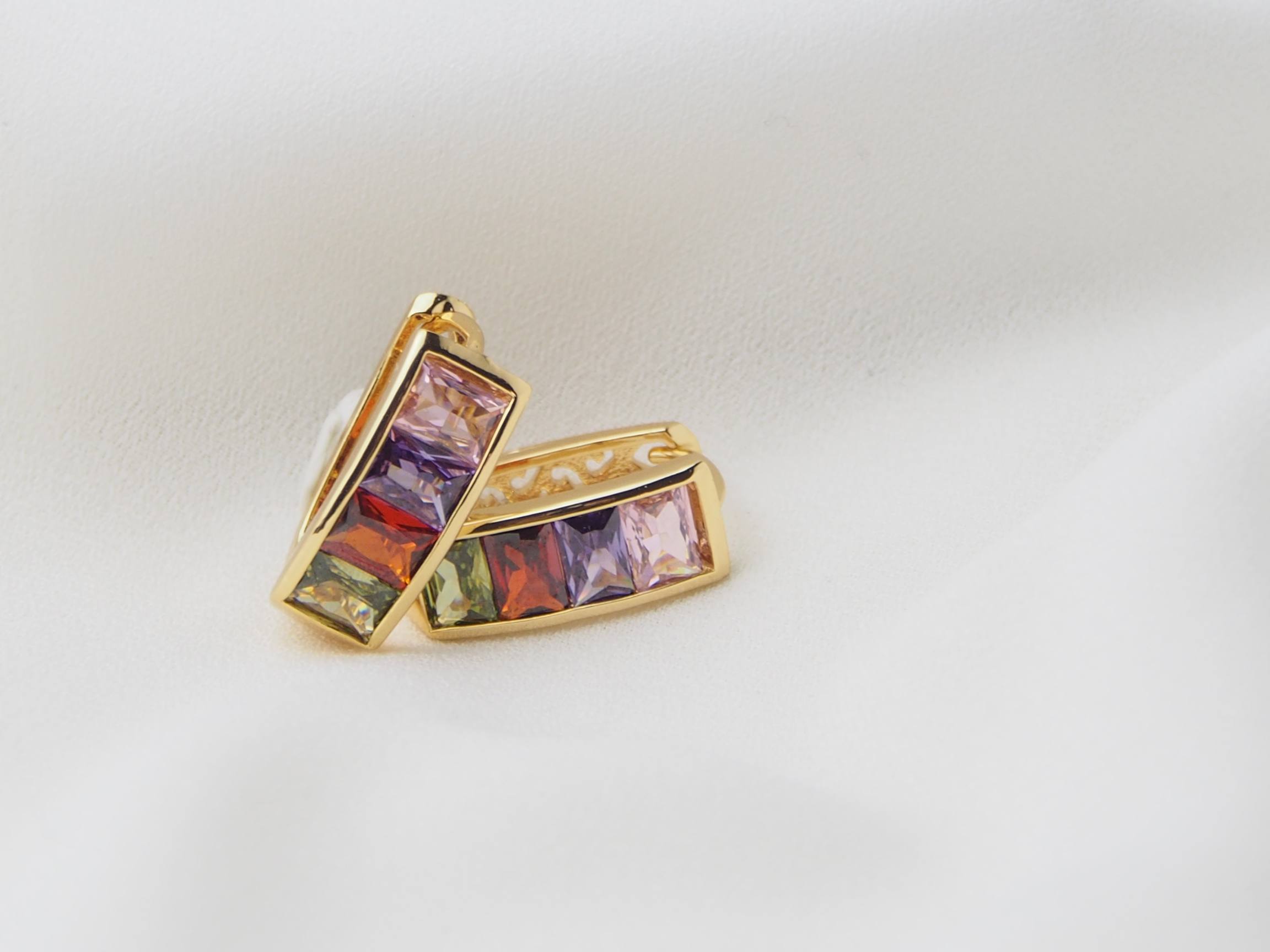 Σκουλαρίκια κρίκοι Rainbow σε χρυσό χρώμα από ορύχαλκο και πολύχρωμα κρύσταλλα