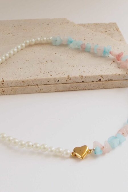 Candy dream κολιέ με λευκές χάνδρες και τσιπς από ροζ και γαλάζιο χαλαζία  και μαγνητικό κούμπωμα καρδιά από επιχρυσωμένο 24Κ ορύχαλκο