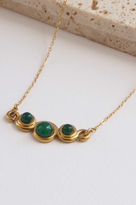Ατσάλινο κολιέ Amelie σε χρυσό χρώμα με σμαραγδί πέτρες