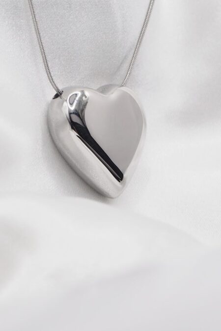 Ατσάλινο κολιέ Love me σε ασημί χρωμα