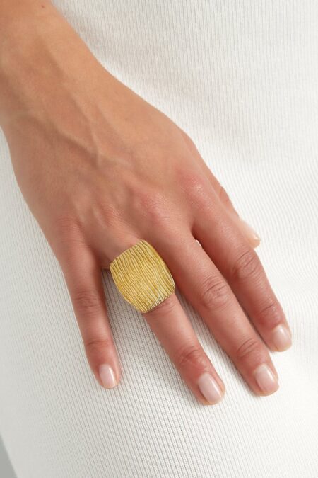 Structured square ring - Gold color - One size