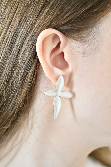 Ατσάλινα σκουλαρίκια white hibiscus σε χρυσό χρώμα