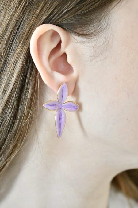 Ατσάλινα σκουλαρίκια purple hibiscus σε χρυσό χρώμα